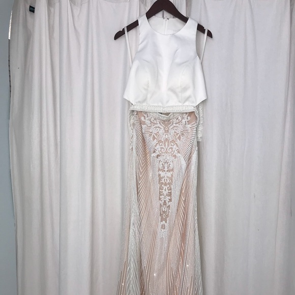 Two piece beaded wedding dress. Never worn - Picture 6 of 8